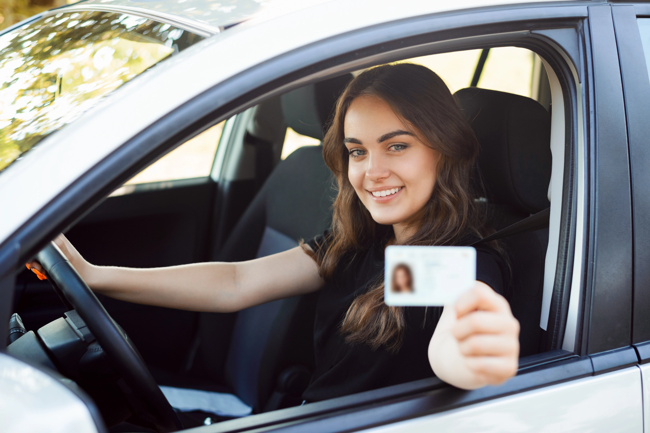 Fahrerin zeigt ihren Führerschein